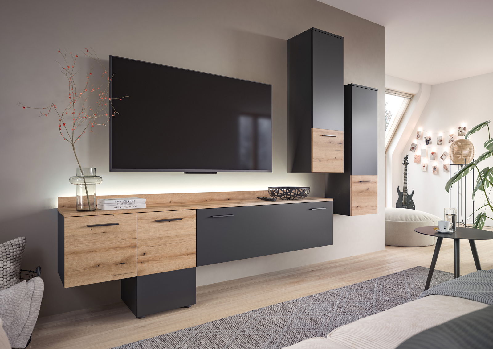 Moderne Wohnwand mit Holz- und Schwarzelementen, inklusive Beleuchtung, aus seitlicher Perspektive fotografiert.