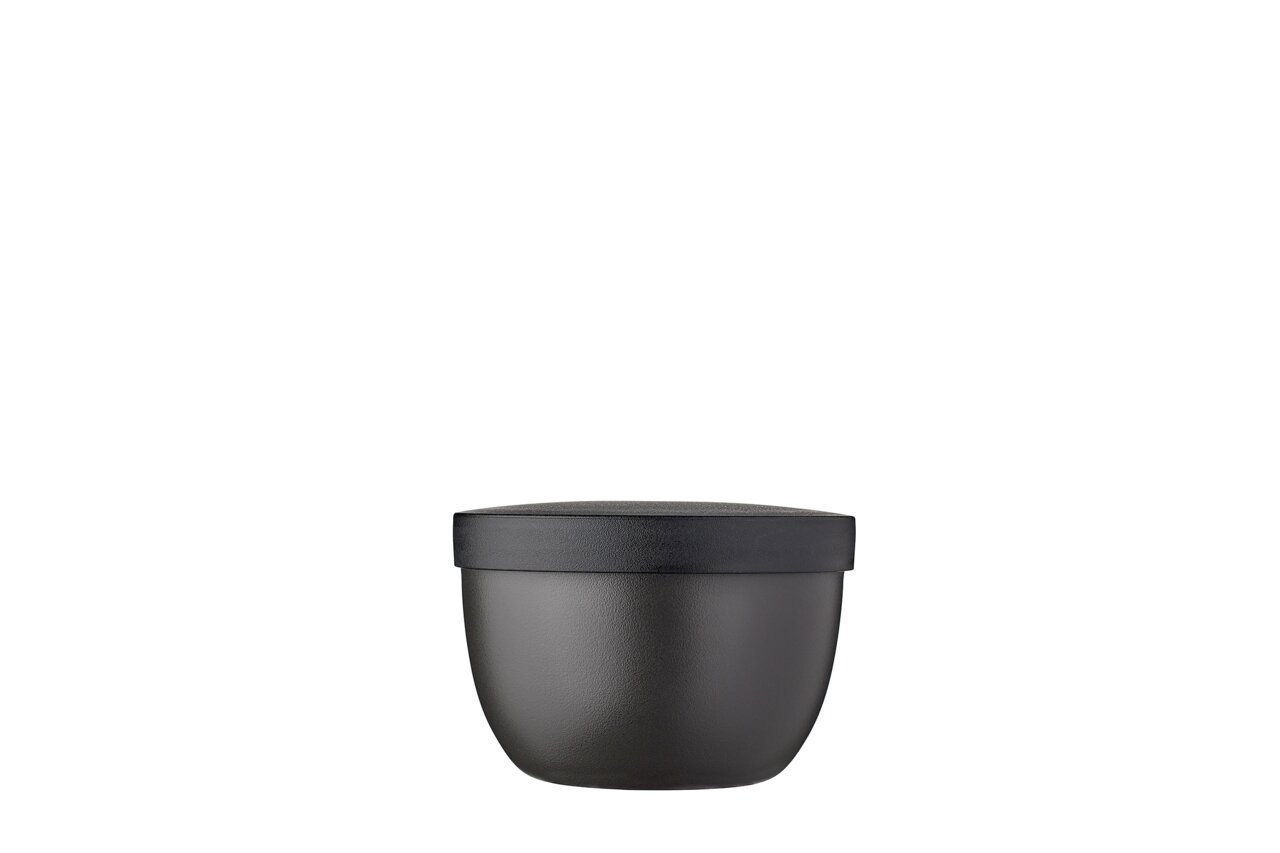 Schwarzer Snackpot mit Deckel, frontal fotografiert