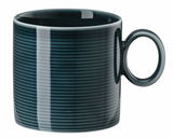 Dunkelblauer Becher mit Henkel, seitliche Perspektive