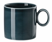 Dunkelblauer Becher mit Henkel, seitliche Perspektive