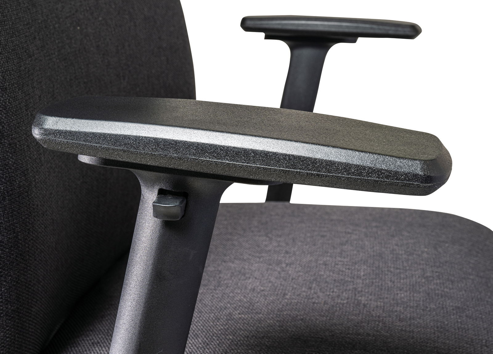 Nahaufnahme eines XL-Drehstuhls mit Fokus auf die Armlehne, seitliche Perspektive