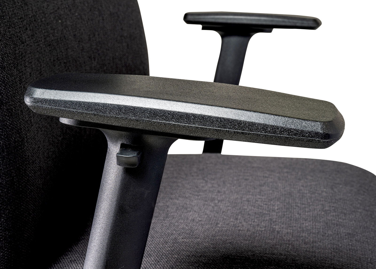 Nahaufnahme eines XL-Drehstuhls mit Fokus auf die Armlehne, seitliche Perspektive