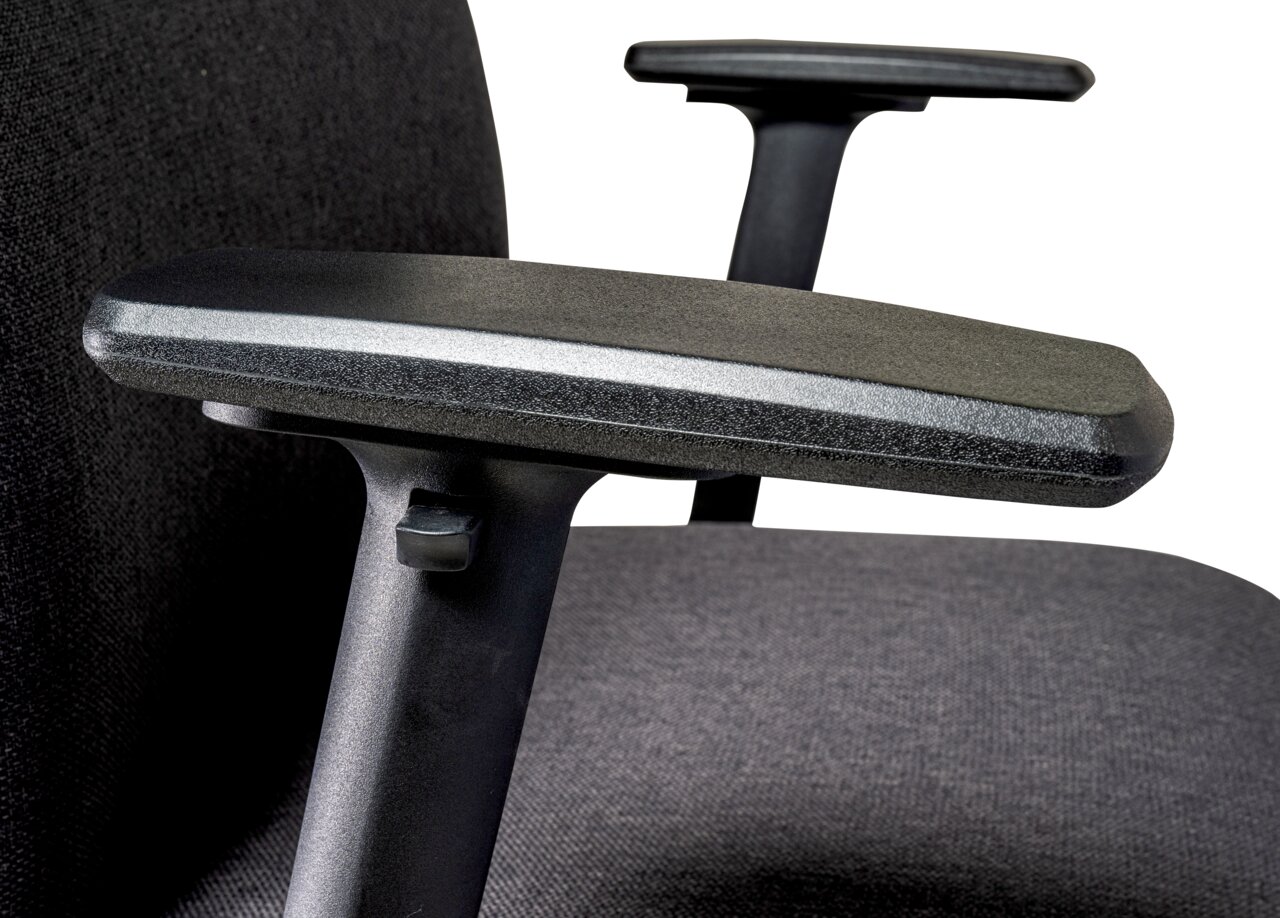 Nahaufnahme eines XL-Drehstuhls mit Fokus auf die Armlehne, seitliche Perspektive