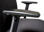 Nahaufnahme eines XL-Drehstuhls mit Fokus auf die Armlehne, seitliche Perspektive