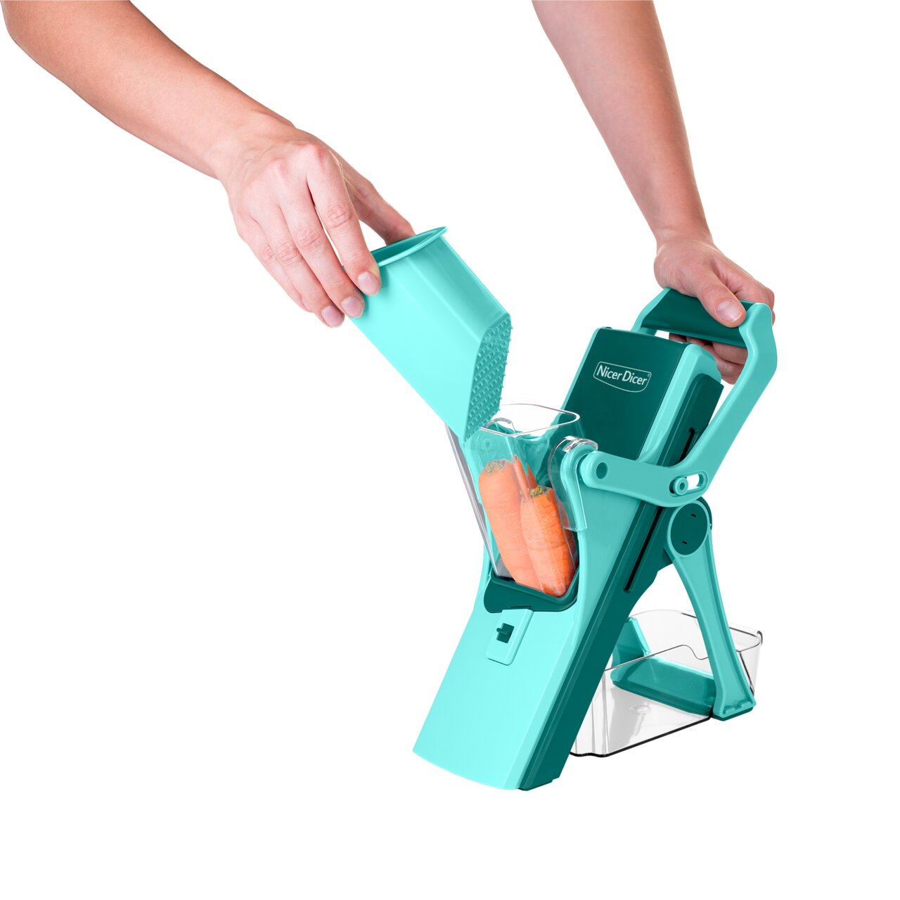 Nicer Dicer Mando, set van 10 stuks, in gebruik met wortelen, zijaanzicht