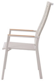 Seitenansicht eines hohen Stapelsessels mit weißem Rahmen und Holzarmlehnen.