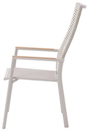 Zijaanzicht van een hoge stapelstoel met een wit frame en houten armleuningen.