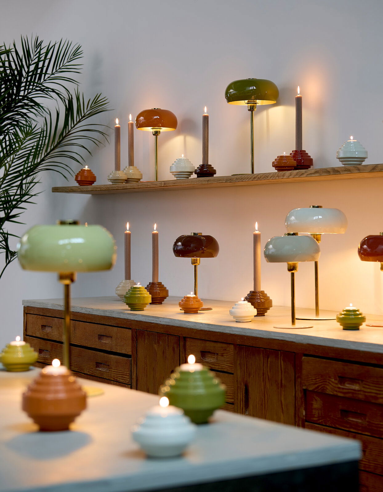 Light&Living Tischleuchte SURIN Verschiedene Tischleuchten in verschiedenen Farben auf einem Regal und Tisch, seitliche Perspektive