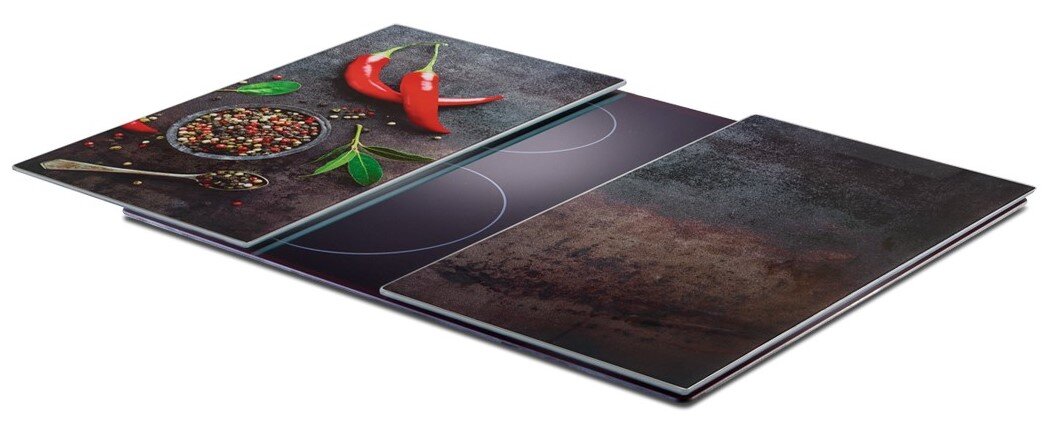Herdabdeck- und Schneideplatten-Set mit Gewürzen und Chilischoten, seitliche Perspektive