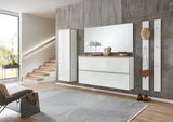 Moderne Garderobeneinrichtung mit Spiegel, Hängeschuhschrank und Garderobenpaneel in einer stilvollen, hellen Umgebung. Perspektive von vorne.