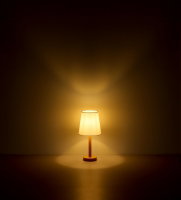 Stehleuchte mit warmem Licht, frontal betrachtet, auf einem dunklen Hintergrund.