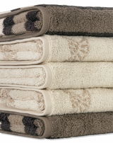 Gestapelte Gästetücher in verschiedenen Farben, seitliche Perspektive