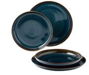 Tafelset 4-teilig in Denim-Blau, bestehend aus zwei großen und zwei kleinen Tellern, aus seitlicher Perspektive fotografiert.