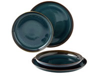 Tafelset 4-teilig in Denim-Blau, bestehend aus zwei großen und zwei kleinen Tellern, aus seitlicher Perspektive fotografiert.