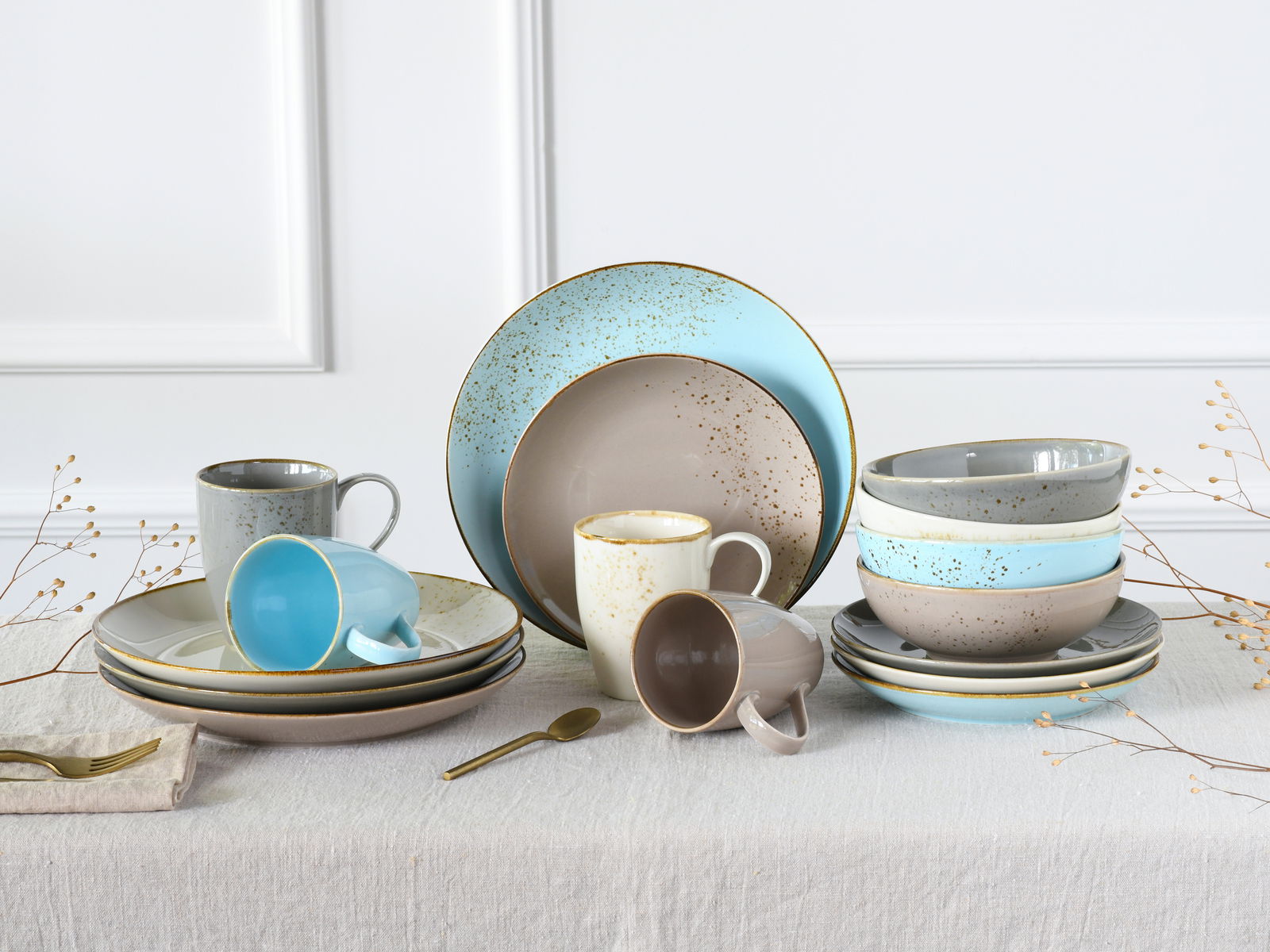 Creatable Kombiservice 16-tlg NATURE COLLECTION Kombiservice 16-tlg in sanften Blau- und Grautönen, bestehend aus Tellern, Schalen und Tassen, auf einem Tisch arrangiert. Frontalansicht.