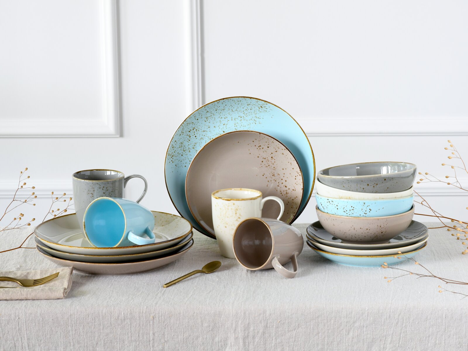 Creatable Kombiservice 16-tlg NATURE COLLECTION Kombiservice 16-tlg in sanften Blau- und Grautönen, bestehend aus Tellern, Schalen und Tassen, auf einem Tisch arrangiert. Frontalansicht.