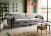 Modernes graues 3-Sitzer-Sofa mit Stoffbezug, breiten Armlehnen und schwarzen Metallfüßen im Wohnzimmer; Perspektive: frontale Ansicht leicht von links.