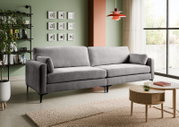 Modernes graues 3-Sitzer-Sofa mit Stoffbezug, breiten Armlehnen und schwarzen Metallfüßen im Wohnzimmer; Perspektive: frontale Ansicht leicht von links.