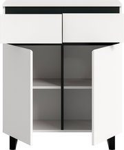 Weiße Kommode mit zwei offenen Schubladen und zwei offenen Türen, die den Innenraum mit Regalböden zeigen, frontale Perspektive