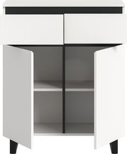 Weiße Kommode mit zwei offenen Schubladen und zwei offenen Türen, die den Innenraum mit Regalböden zeigen, frontale Perspektive