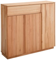 Houten dressoir/commode met natuurlijke houtnerf en schuifdeuren, gefotografeerd schuin van voren (3/4-perspectief) op witte achtergrond