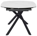 Moderner Esstisch mit weißer Marmoroptik-Tischplatte und schwarzen, überkreuzten Beinen, seitliche Perspektive