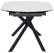 Moderner Esstisch mit weißer Marmoroptik-Tischplatte und schwarzen, überkreuzten Beinen, seitliche Perspektive