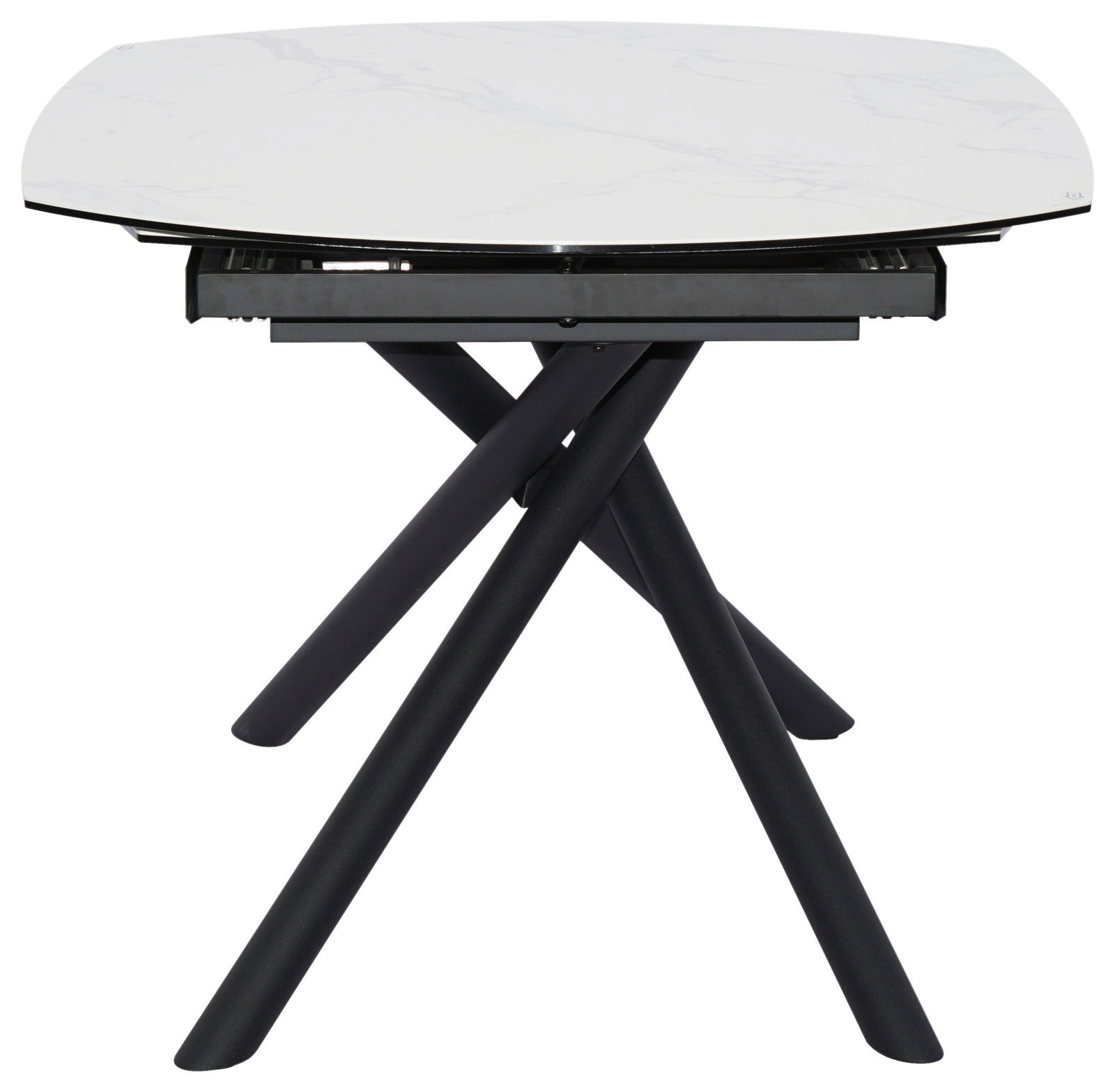 Moderner Esstisch mit weißer Marmoroptik-Tischplatte und schwarzen, überkreuzten Beinen, seitliche Perspektive