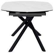 Moderner Esstisch mit weißer Marmoroptik-Tischplatte und schwarzen, überkreuzten Beinen, seitliche Perspektive