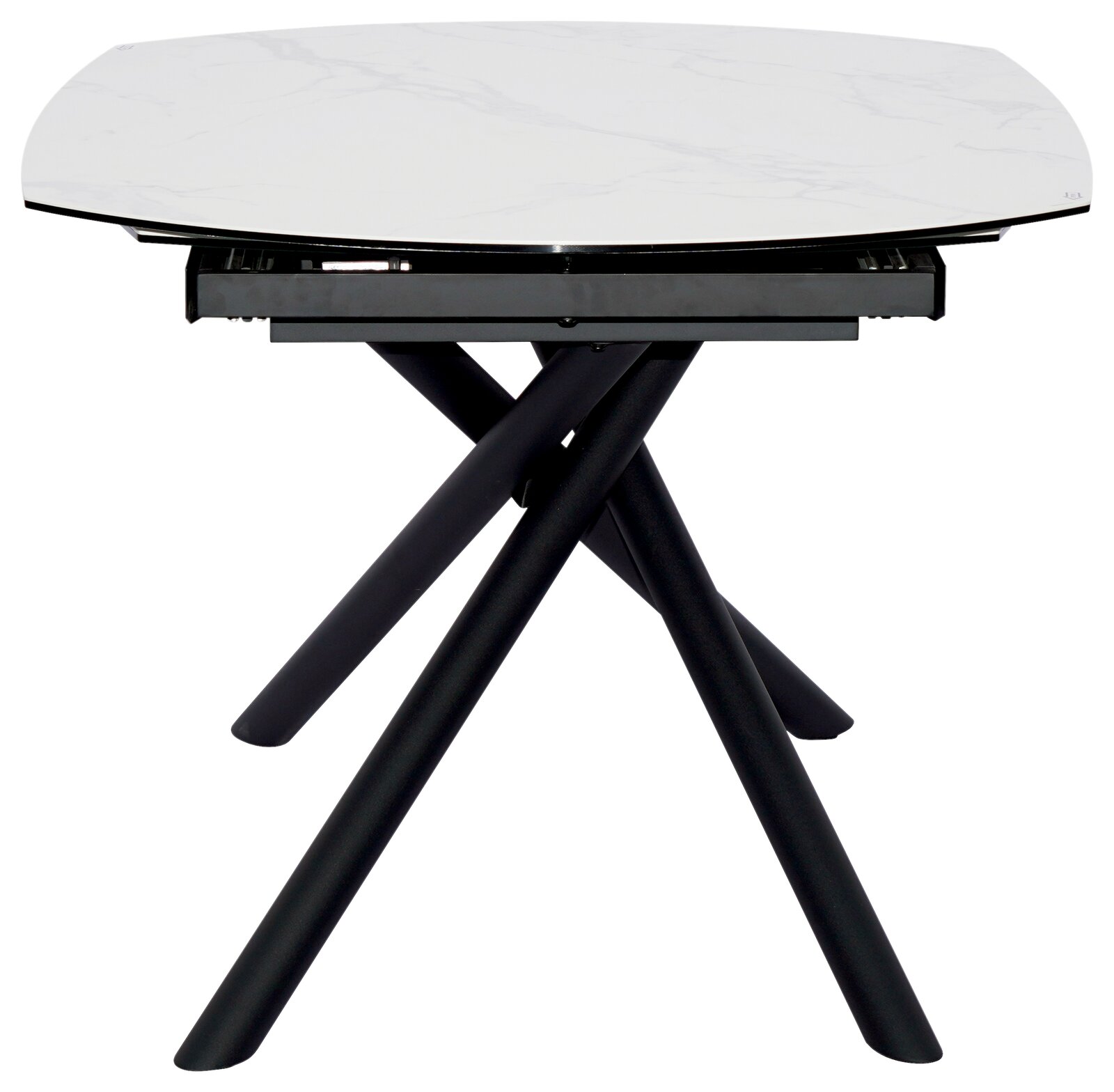 Moderner Esstisch mit weißer Marmoroptik-Tischplatte und schwarzen, überkreuzten Beinen, seitliche Perspektive