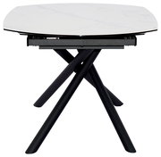 Moderner Esstisch mit weißer Marmoroptik-Tischplatte und schwarzen, überkreuzten Beinen, seitliche Perspektive