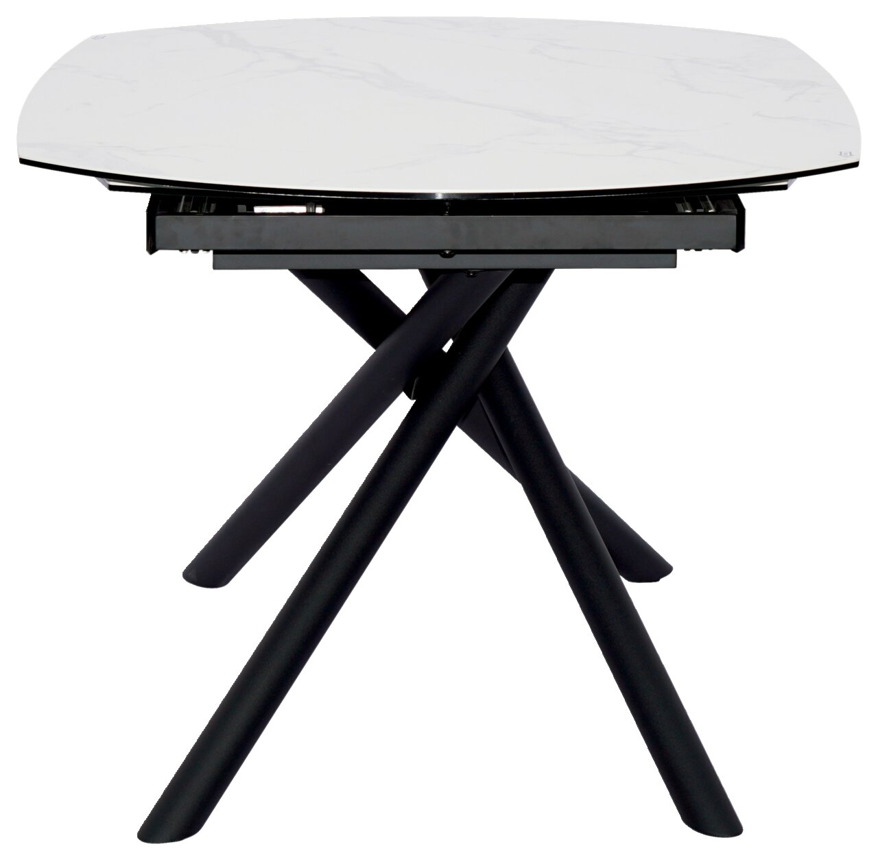 Moderner Esstisch mit weißer Marmoroptik-Tischplatte und schwarzen, überkreuzten Beinen, seitliche Perspektive