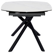 Moderne eettafel met een tafelblad in witte marmerlook en zwarte, gekruiste poten, zijaanzicht