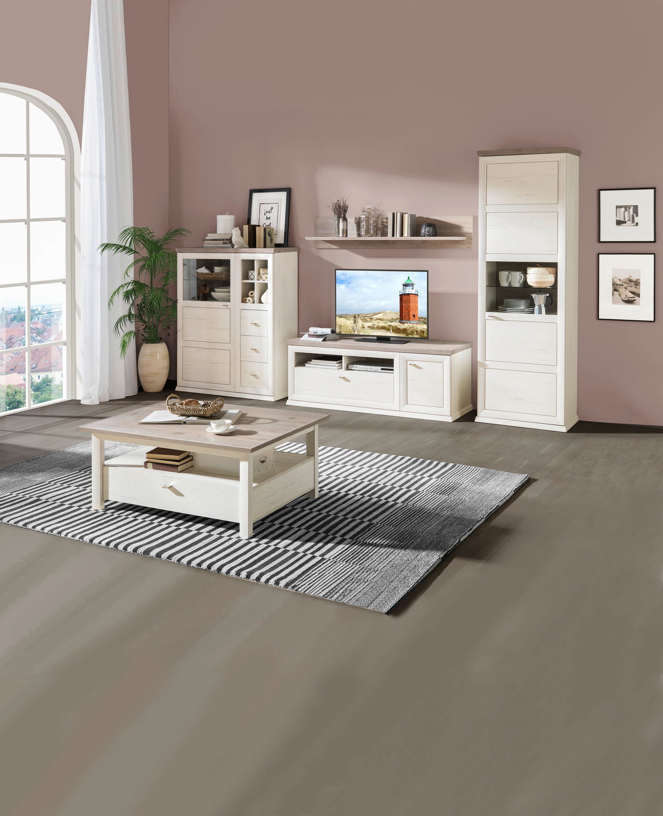 Wohnwand und Couchtisch in einem modernen Wohnzimmer, seitliche Perspektive