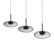 Drei moderne Pendelleuchten mit flachem, transparent rauchgrauem Glasschirm und schwarzer Aufhängung, in leichter Draufsicht auf weißem Hintergrund