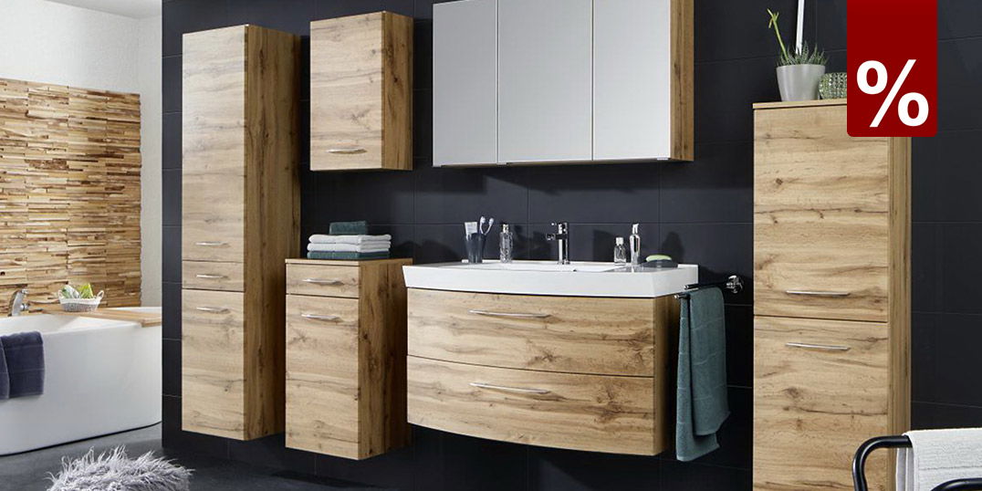 Moderner Badezimmer-Einrichtungstrend mit Holzschränken, Spiegel, Waschbecken und dunkler Wandgestaltung