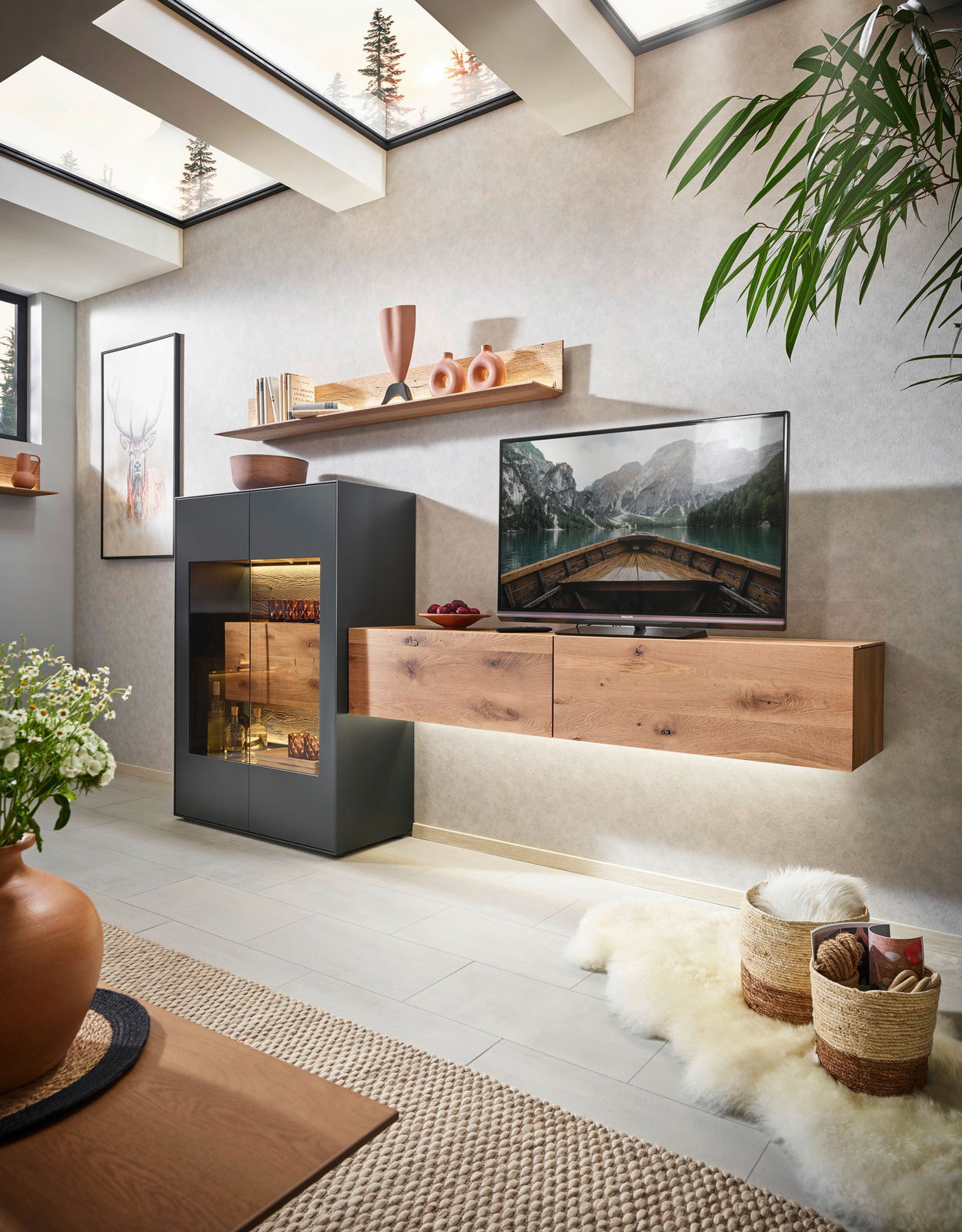 Moderne Wohnzimmer-Wandkombination mit hängenden Holzschränken und integriertem Fernseher, seitliche Perspektive.