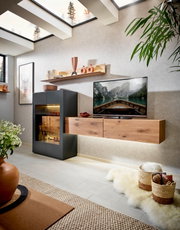 Moderne woonkamerwandcombinatie met hangende houten kasten en ingebouwde tv, zijaanzicht.