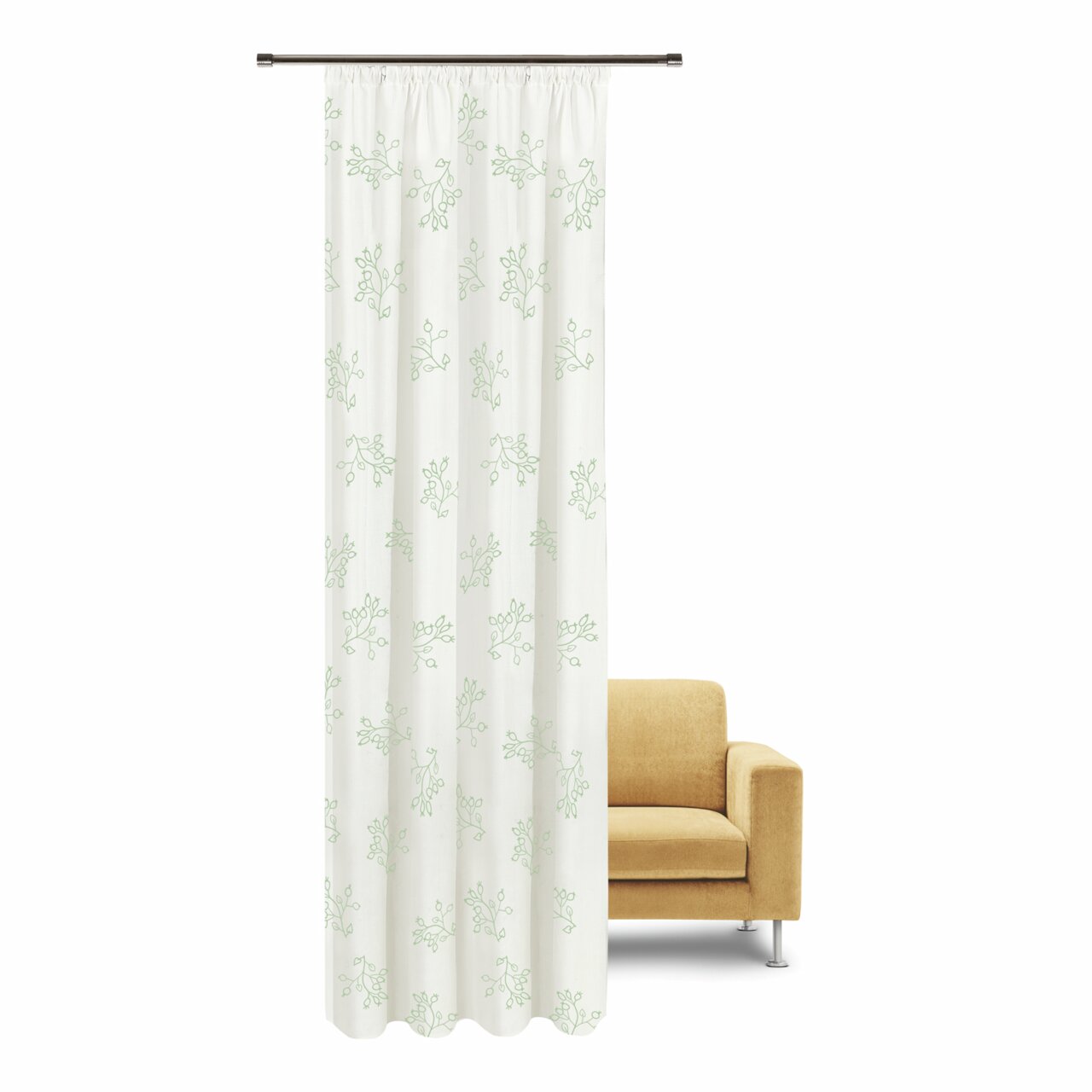Vorhang mit grünem Blattmuster, frontal vor einem gelben Sofa präsentiert.