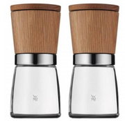 Twee kruidenmolens van hout en glas, gezien van voren.