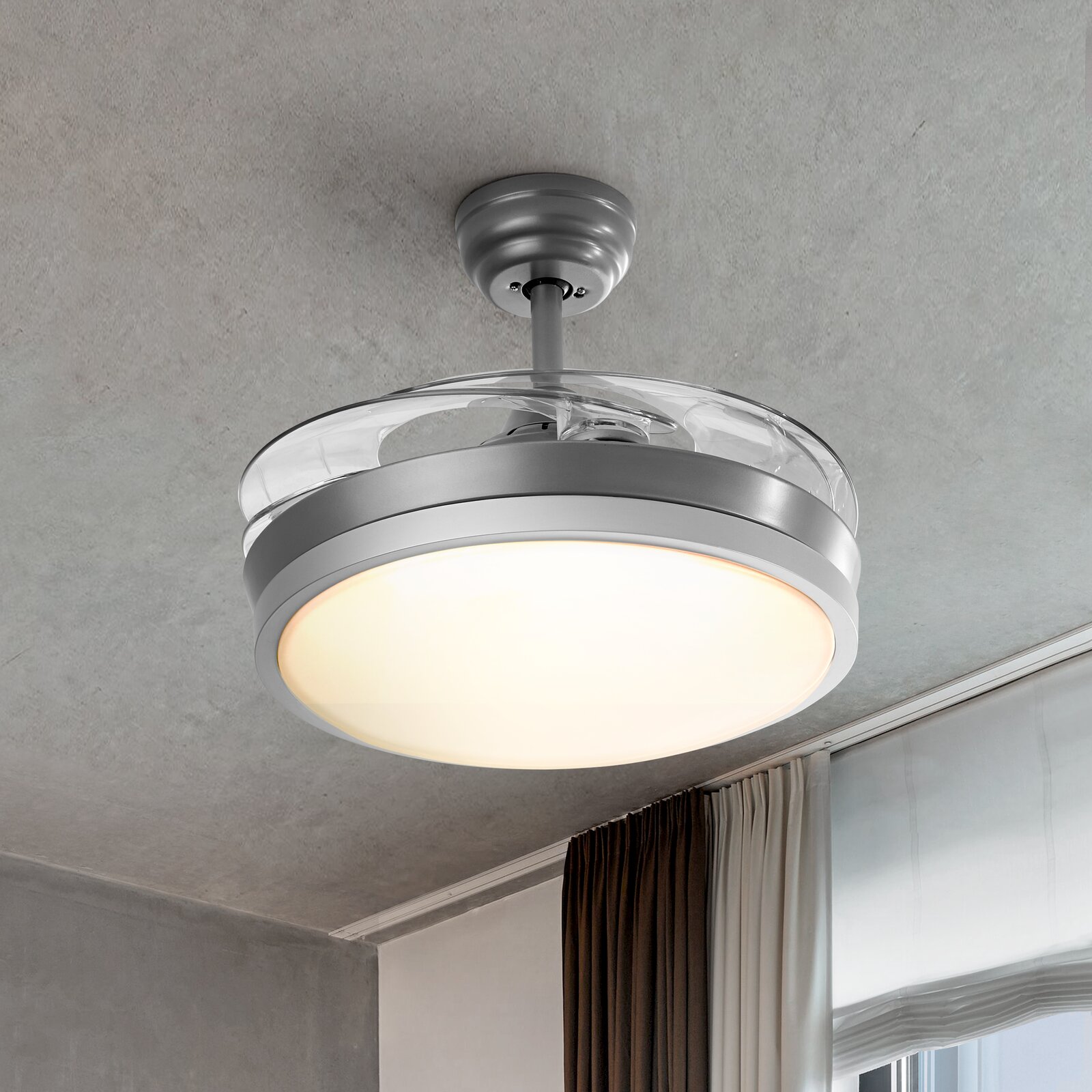 Moderne Deckenleuchte mit integriertem Ventilator in Silber und transparentem Ring, warmweiß leuchtend, Ansicht von unten in einem Raum an der Decke montiert