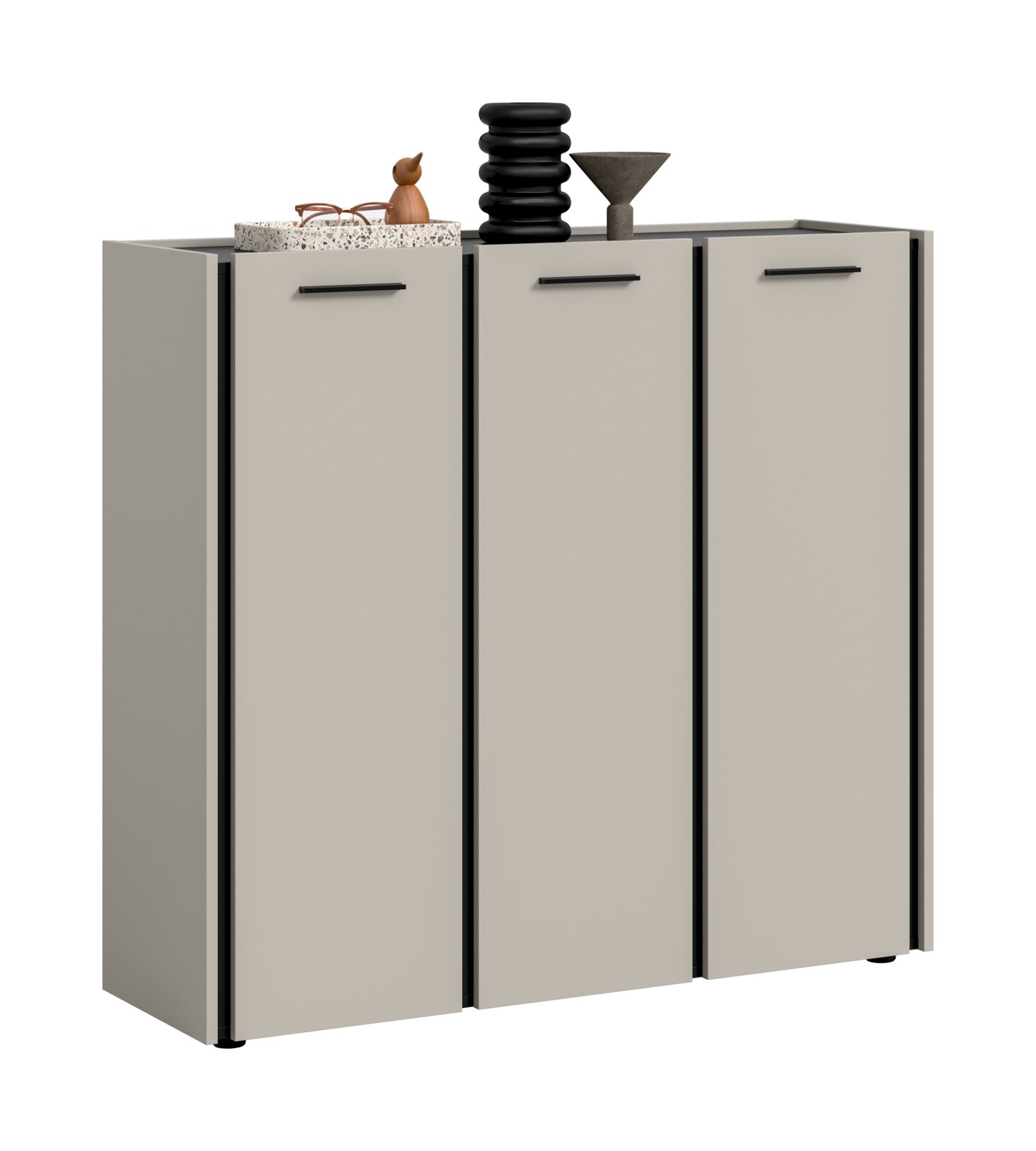 MID.YOU Schuhkommode EMIL Modernes, dreitüriges Sideboard/Schuhschrank in Hellgrau mit schwarzen Griffleisten und schwarzem Rahmen, auf weißem Hintergrund mit Deko auf der Oberseite, gezeigt in frontaler Perspektive mit leichtem Blick von links oben.