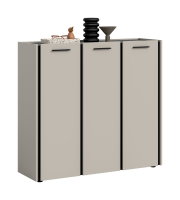 Modernes, dreitüriges Sideboard/Schuhschrank in Hellgrau mit schwarzen Griffleisten und schwarzem Rahmen, auf weißem Hintergrund mit Deko auf der Oberseite, gezeigt in frontaler Perspektive mit leichtem Blick von links oben.
