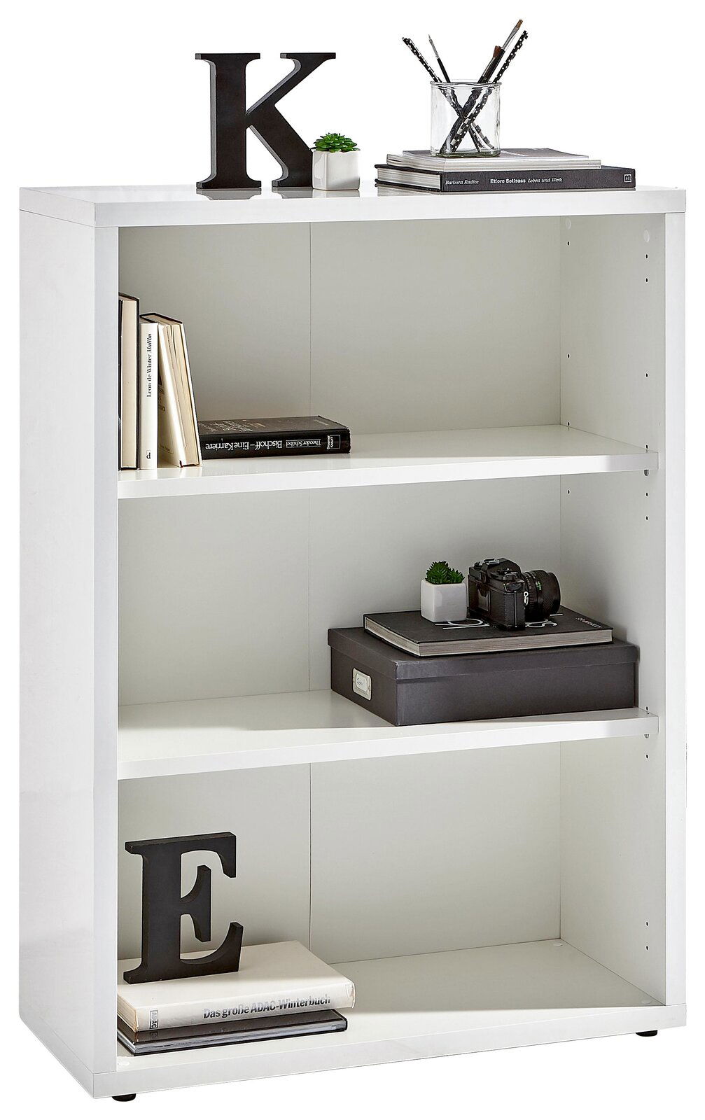 XORA Regal DIVINO Weißes Regal mit drei Ebenen, dekoriert mit Büchern, einer Kamera und kleinen Pflanzen, aus frontaler Perspektive.