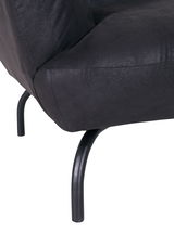 Nahaufnahme eines schwarzen Sofas mit Metallbeinen, seitliche Perspektive