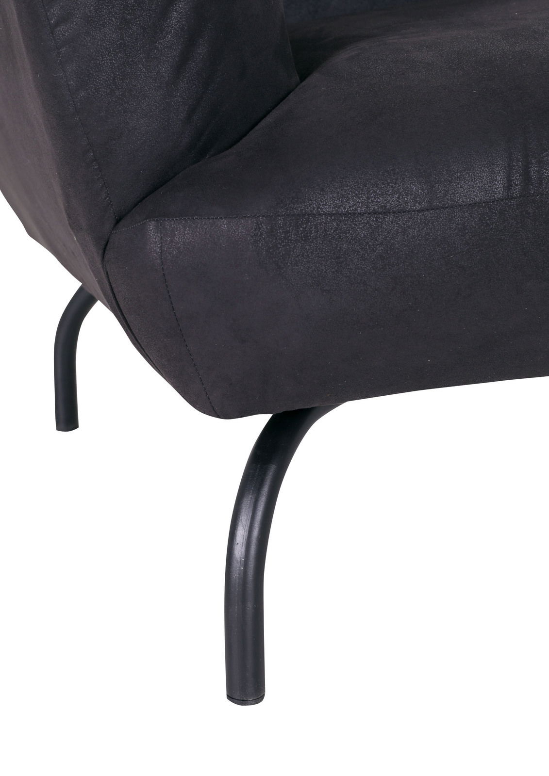 Nahaufnahme eines schwarzen Sofas mit Metallbeinen, seitliche Perspektive