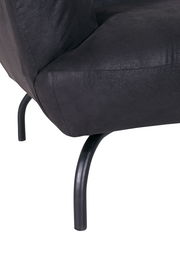 Nahaufnahme eines schwarzen Sofas mit Metallbeinen, seitliche Perspektive