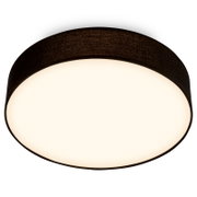 Runde, flache Deckenleuchte mit schwarzem Stoffschirm und warmweiß leuchtendem Diffusor, frontale Ansicht von unten (Untersicht) auf weißem Hintergrund