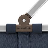 Nahaufnahme des Tragegriffs eines dunkelblauen Herringbone-Einkaufskorbs von reisenthel, von vorne betrachtet.