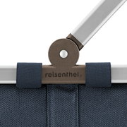 Nahaufnahme des Tragegriffs eines dunkelblauen Herringbone-Einkaufskorbs von reisenthel, von vorne betrachtet.
